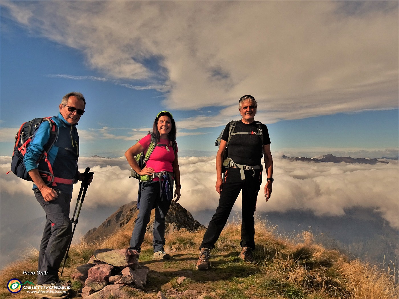 43 In vetta al Pietra Quadra (2376 m) con amico Stefano e signora .JPG